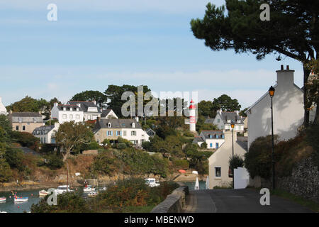 Doelan Harbour e il suo faro rosso, Bretagna Francia Foto Stock