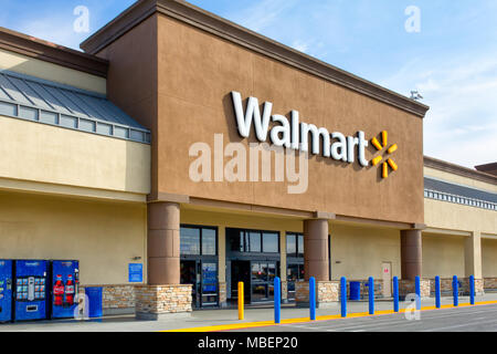 SALINAS, CA/USA - Aprile 8, 2104: Walmart store esterno e logo. Foto Stock