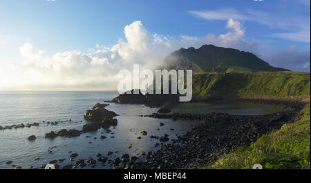 Seongsan Ilchulbong (o Sunrise picco) a vapore vulcanico sfiato al sunrise, sull'Isola di Jeju, Corea del Sud Foto Stock