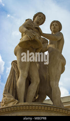 Statua di tre grazie di fronte al tempio di tre grazie vicino alla città di Lednice nella Repubblica Ceca. Foto Stock