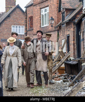 Grande Budworth, UK. Il 9 aprile 2018. Attori vestiti in costumi edoardiana, starring nel nuovo dramma della BBC "La Guerra dei mondi" da HG Wells, ritorno da f Foto Stock