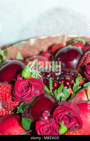 Rosso brillante bouquet di fiori e frutta Foto Stock