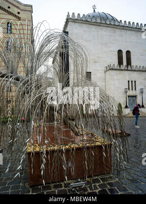 Scultura di salice piangente albero in Raoul Wallenberg Olocausto Memorial Park a Grande Sinagoga Dohany Street, Budapest, Ungheria Foto Stock