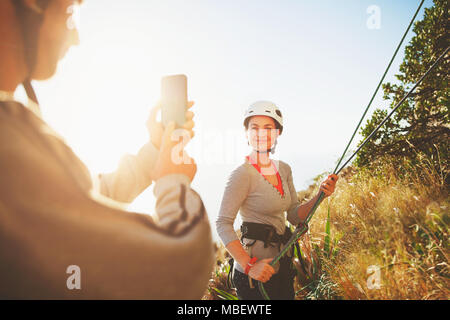 Female Rock scalatore che pongono, fotografato Foto Stock