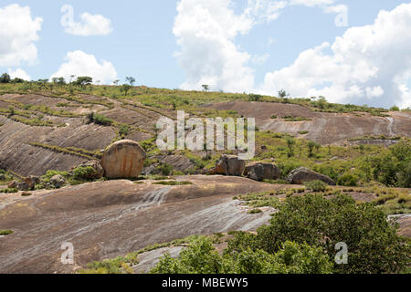 Massi in Matobo National Park, Zimbabwe. La regione di colline rocciose sono noti come kopjes. Foto Stock