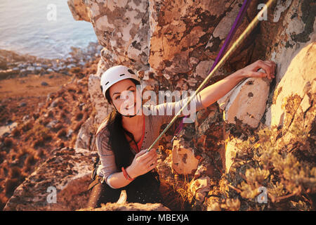 Ritratto sorridente, fiduciosi female rock climber Foto Stock