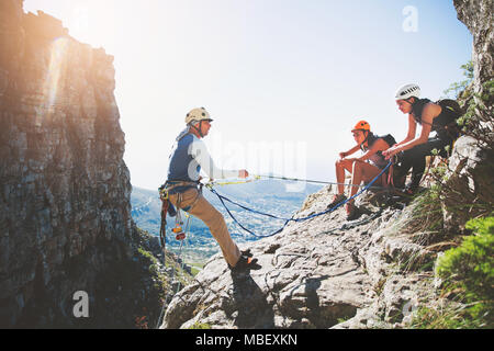 Arrampicatori con funi di sunny rock Foto Stock