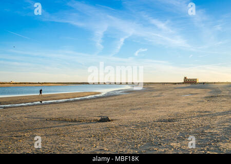 Vista al tramonto della vita storica-guard edificio in Fuseta, il parco naturale di Ria Formosa, Portogallo Foto Stock