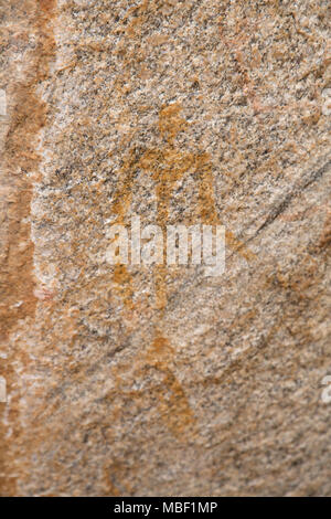 Antica arte rupestre a Matobo National Park in Zimbabwe. Il dipinto raffigura una forma umana. Foto Stock