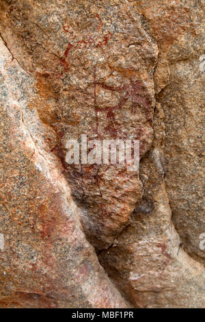 Antica arte rupestre a Matobo National Park in Zimbabwe. Il dipinto raffigura un animale. Foto Stock