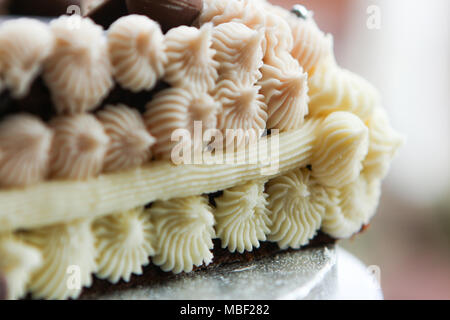 Le mamme in casa torta al cioccolato per Pasqua. Foto Stock