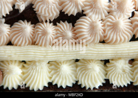 Le mamme in casa torta al cioccolato per Pasqua. Foto Stock