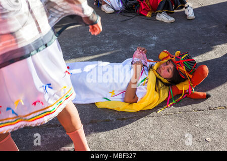 Píllaro, ECUADOR - Febbraio 6, 2016: Unidentified persone che indossano costumi e maschere in diabladas di Pillaro Foto Stock