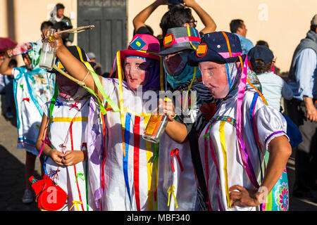 Píllaro, ECUADOR - Febbraio 6, 2016: Unidentified persone che indossano costumi e maschere in diabladas di Pillaro Foto Stock