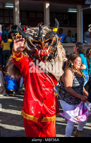Píllaro, ECUADOR - Febbraio 6, 2016: Unidentified uomo vestito come diavolo nel diabladas festeggiamenti in Pillaro. Foto Stock
