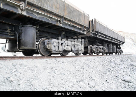 La vettura caricato con supporti di minerale sulla via della Cava. Foto Stock