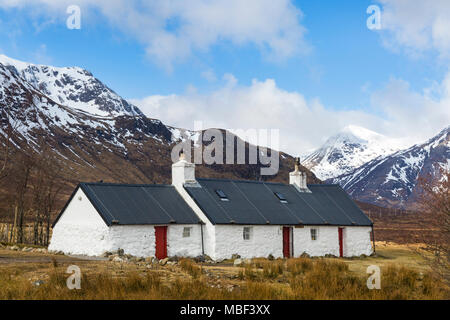 Blackrock Cottage con Buachaille Etiv Mor in background, Rannoch Moor, Glencoe, Highlands scozzesi, Scotland, Regno Unito in marzo - Black Rock Cottage Foto Stock