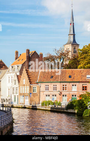 Case di rivestimento del San Annarei Canal in Bruges (Brugge), in Belgio con la guglia di Sint-Annakerk dietro. Foto Stock