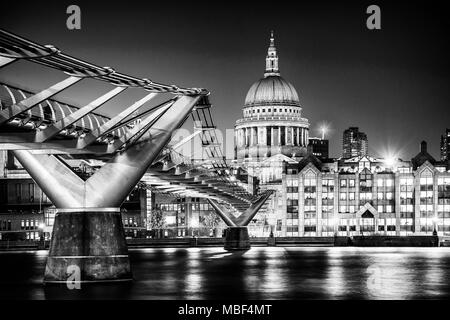 Il Millennium Bridge e la Cattedrale di San Paolo a Londra al crepuscolo. Foto Stock