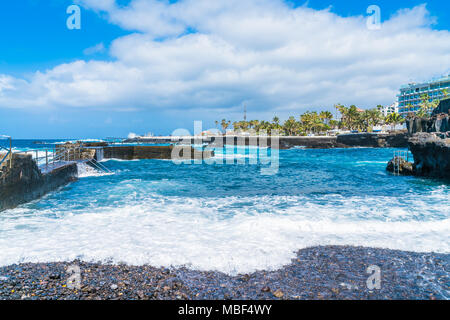 Vista di Puerto de la Cruz e fronte mare a Tenerife, Isole Canarie Foto Stock