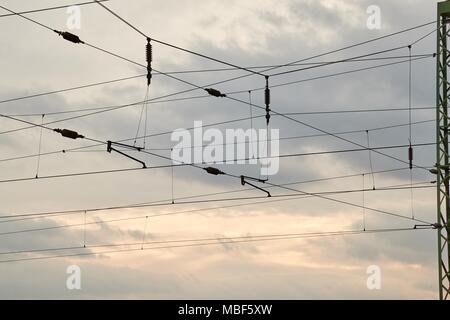 Cavi aerei di una ferrovia Foto Stock