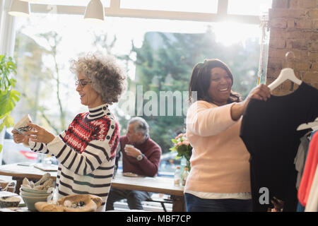 Donne shopping nel negozio di abbigliamento Foto Stock