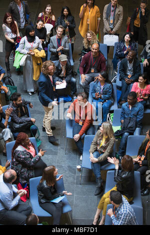 Altoparlante di imprenditore di parlare al pubblico di conferenza Foto Stock