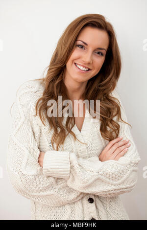 Bella giovane donna ritratto sorridente indossando una ponticello larghi in ambienti interni Foto Stock