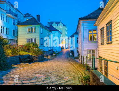 Bergen in Norvegia, città vecchia strada di ciottoli e case di legno di notte Foto Stock