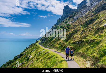 Walkers sul South West Coast Path vicino a Lynton, nel Parco Nazionale di Exmoor, Devon, Inghilterra, Regno Unito Foto Stock