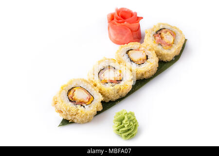 Rotoli di sushi isolati su sfondo bianco. Freschi e deliziosi hot fritto rotolo di Sushi con pancetta e formaggio. Menu Sushi. Il cibo giapponese. Foto Stock