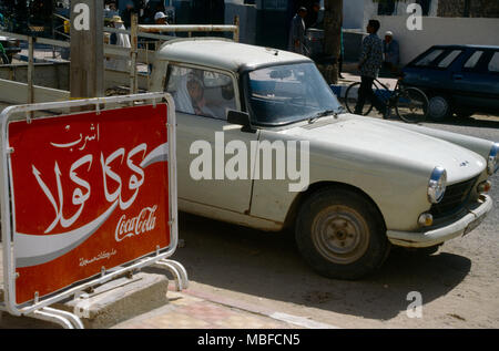 Gerba Tunisia mercato Ajim carrello parcheggiato da una Coca Cola annuncio in arabo Foto Stock