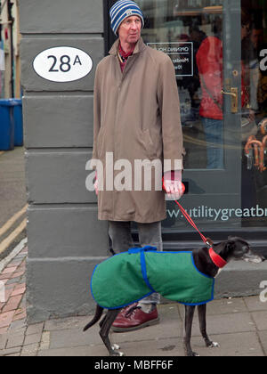 Un uomo e il suo cane nel North Laine area di Brighton Foto Stock