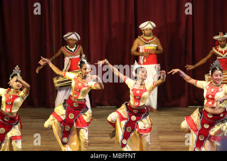 Sangaraja Mawatha Kandy centrale Provincia dello Sri Lanka Kandyan Centro Culturale Kandyan ballerini eseguono Puja Natuma Foto Stock