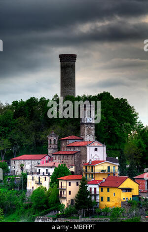 Una vista di Castellino Tanaro, con la sua antica torre, nelle Langhe, Piemonte, Italia. Foto Stock