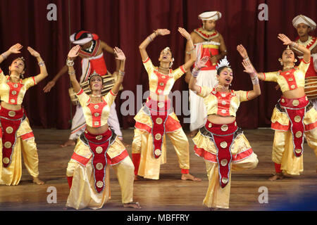 Sangaraja Mawatha Kandy centrale Provincia dello Sri Lanka Kandyan Centro Culturale Kandyan ballerini eseguono Puja Natuma Foto Stock