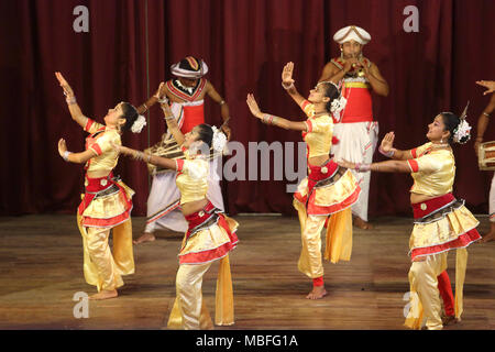 Sangaraja Mawatha Kandy centrale Provincia dello Sri Lanka Kandyan Centro Culturale Kandyan ballerini eseguono Puja Natuma Foto Stock