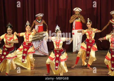 Sangaraja Mawatha Kandy centrale Provincia dello Sri Lanka Kandyan Centro Culturale Kandyan ballerini eseguono Puja Natuma Foto Stock