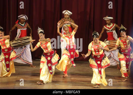 Sangaraja Mawatha Kandy centrale Provincia dello Sri Lanka Kandyan Centro Culturale Kandyan ballerini eseguono Puja Natuma Foto Stock