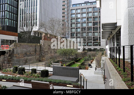 Salters giardino vicino a St Alphage walled gardens e la nuova architettura moderna edifici al London Wall luogo nella città di Londra UK KATHY DEWITT Foto Stock