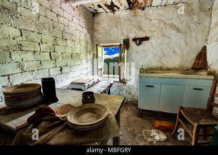 Casa abbandonata cucina nel villaggio alpino di Mindino, comune di Garessio, in Piemonte, Italia. Foto Stock