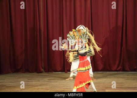 Sangaraja Mawatha Kandy centrale Provincia dello Sri Lanka Kandyan Centro Culturale ballerino Kandyan eseguendo Naga Gurulu Mask Dance Foto Stock