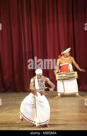 Sangaraja Mawatha Kandy centrale Provincia dello Sri Lanka Kandyan Centro Culturale ballerino Kandyan eseguendo il Panatheru Natuma Foto Stock