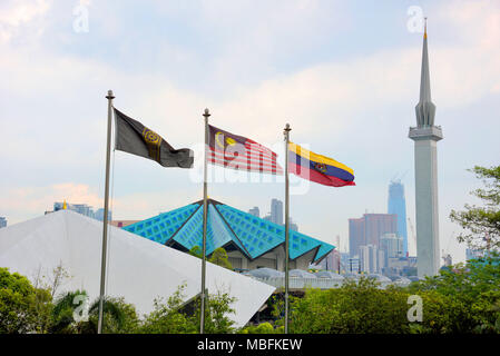 Vista generale della città di Kuala Lumpur, la capitale della Malesia. La Moschea Nazionale Masjid Negara. Kuala Lumpur è la capitale della Malesia,è anche la città più grande del paese, nel 2017 ha una popolazione di oltre 7 milioni di euro. Foto Stock