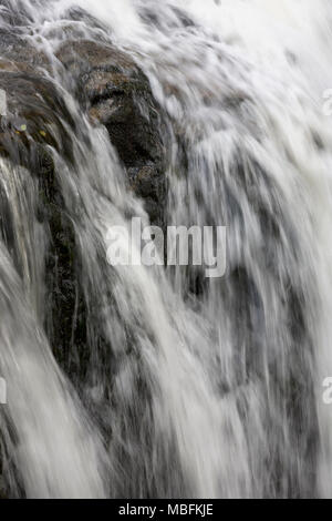 Close-up di acqua a cascata più alta forza, una cascata su Aira Beck, Lake District, Cumbria, Regno Unito Foto Stock