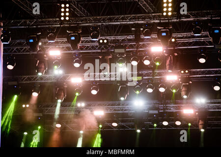 Ritratto di concerto le luci sulla fase di musica Foto Stock