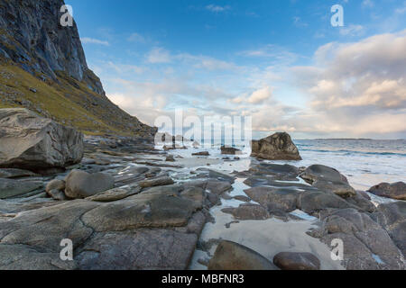 Uttakleivin rannalla Lofooteilla Norjassa. Foto Stock