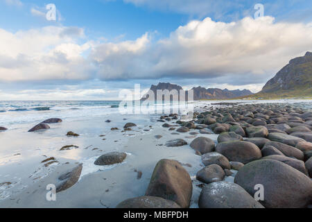 Uttakleivin rannalla Lofooteilla Norjassa. Foto Stock