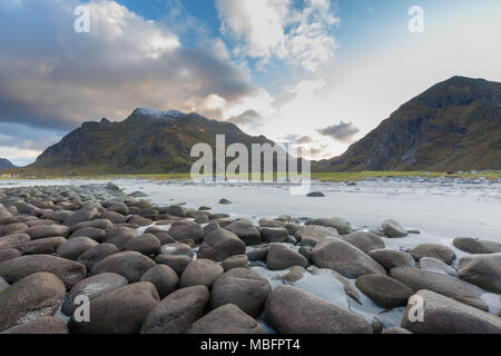 Uttakleivin rannalla Lofooteilla Norjassa. Foto Stock