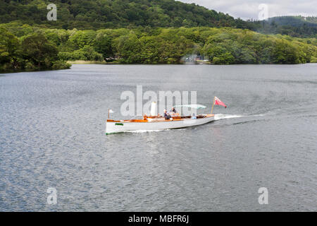 Barca a vela sul lago di Windermere nel Lake District Foto Stock